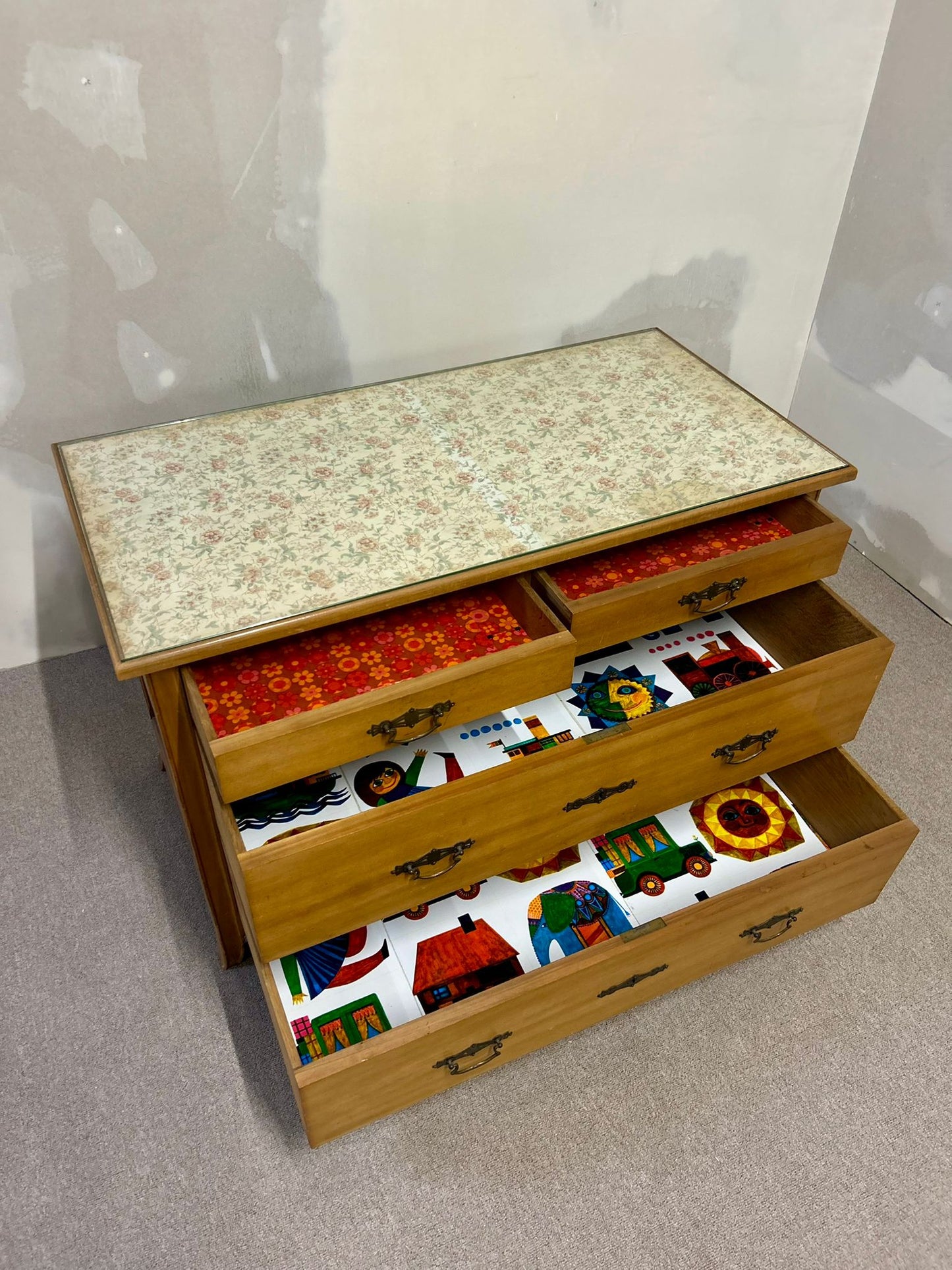 Mid Century Holz Kommode mit 4 Schubladen Vintage Glasplatte