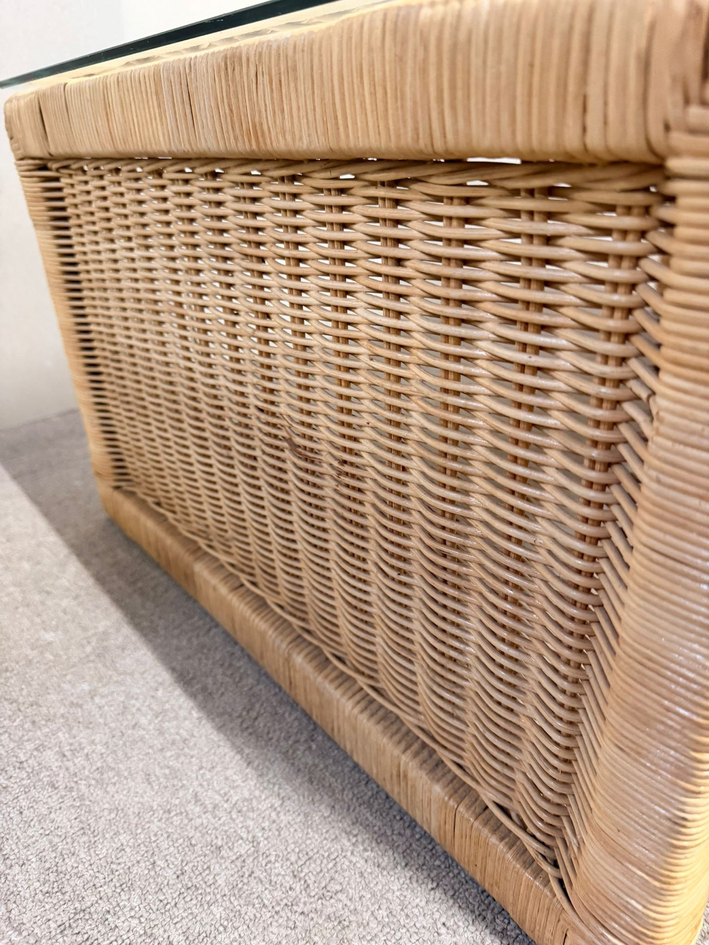 Rattan Couchtisch im Coastal Stil mit Glasplatte