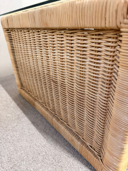 Rattan Couchtisch im Coastal Stil mit Glasplatte