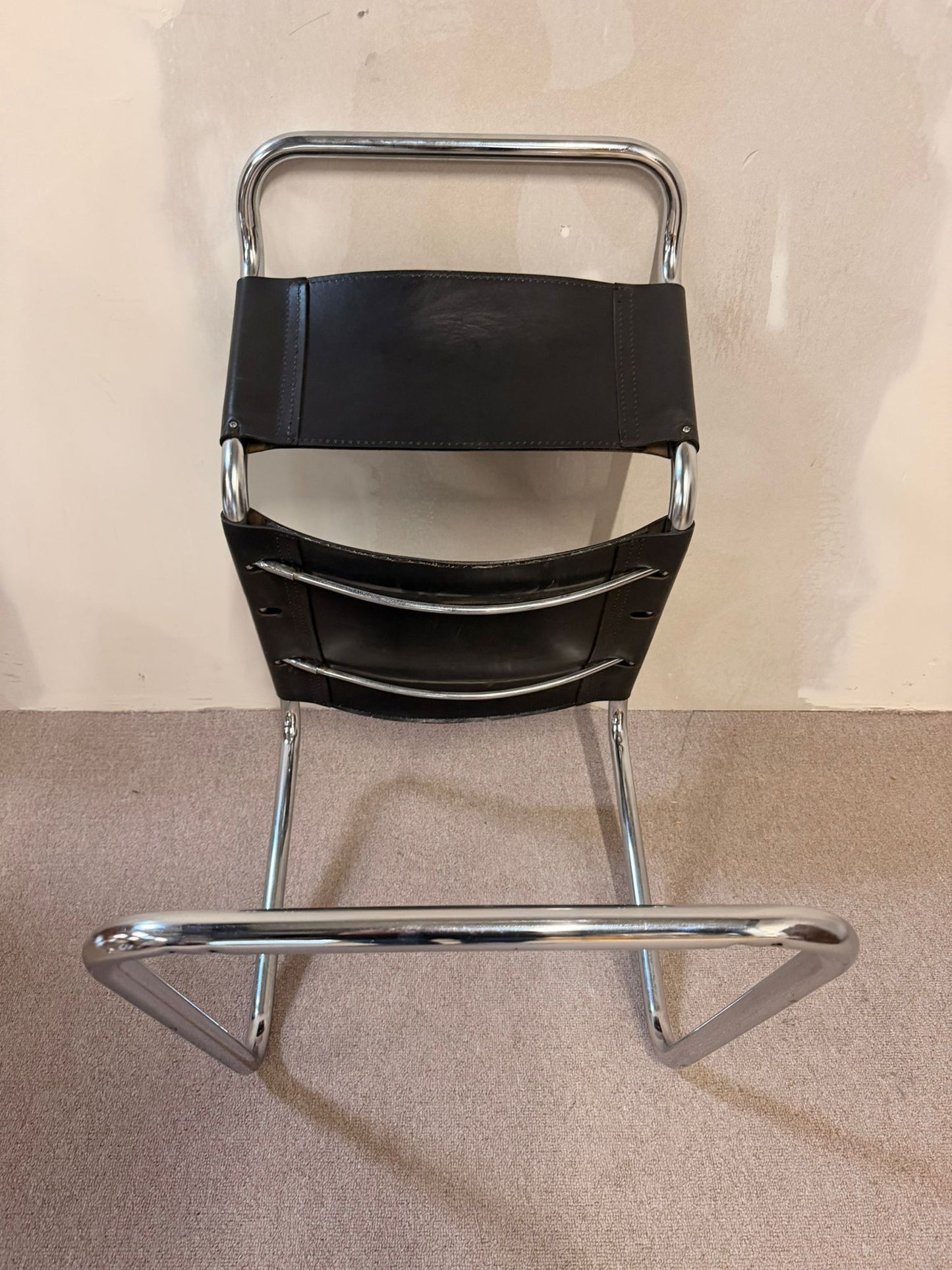 Freischwinger aus Leder mit Chromgestell im Bauhaus Stil
