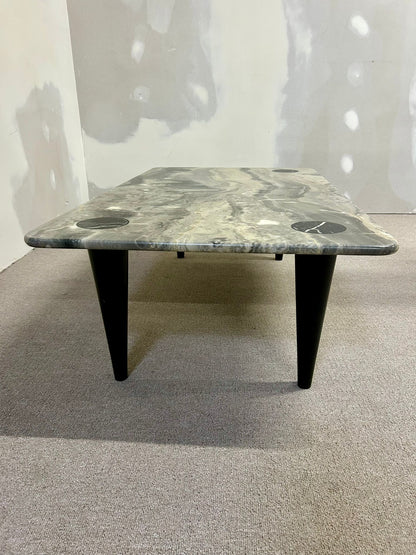 Edler Marmor Couchtisch mit schwarzen Beinen