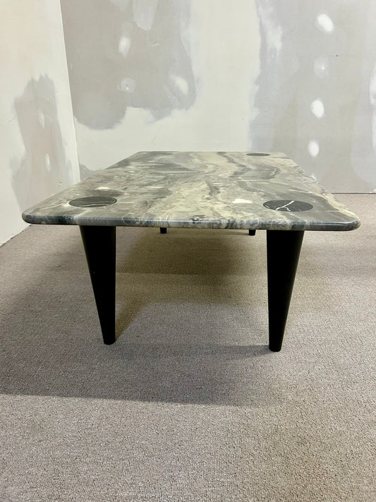 Edler Marmor Couchtisch mit schwarzen Beinen