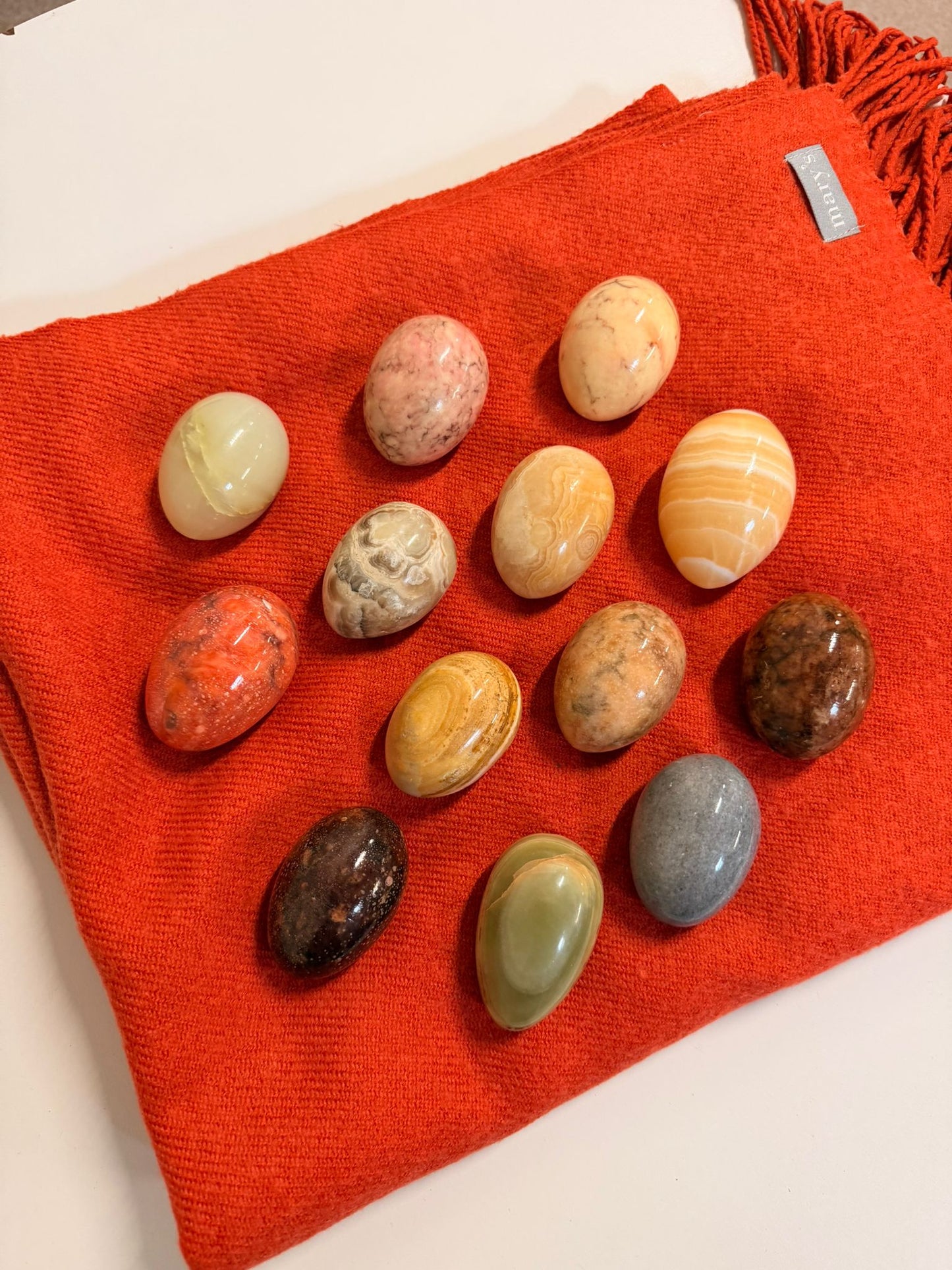 Set aus 13 polierten Naturstein Eier versch. Mineralien