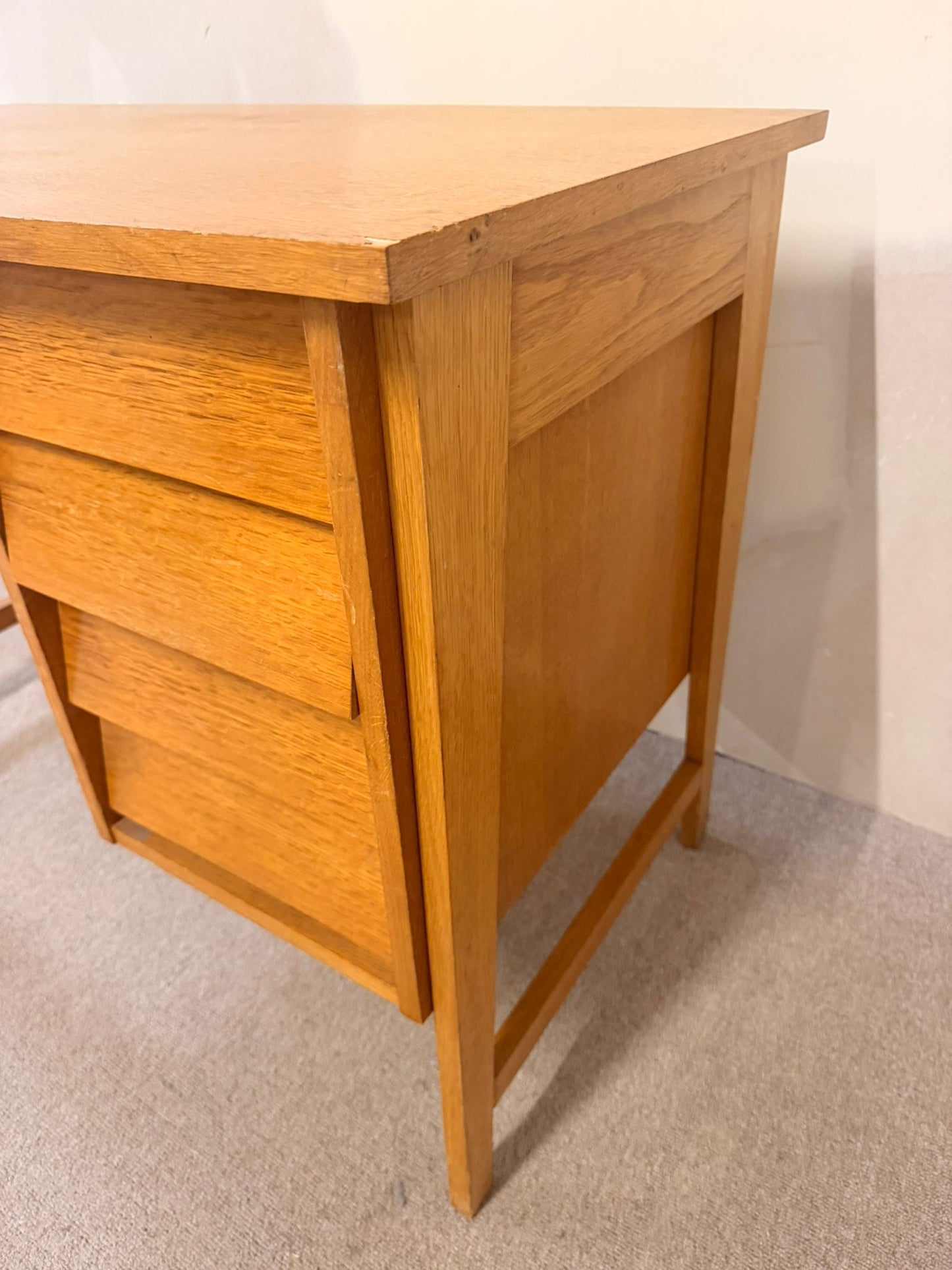 Vintage Schreibtisch aus Holz im Mid-Century Stil
