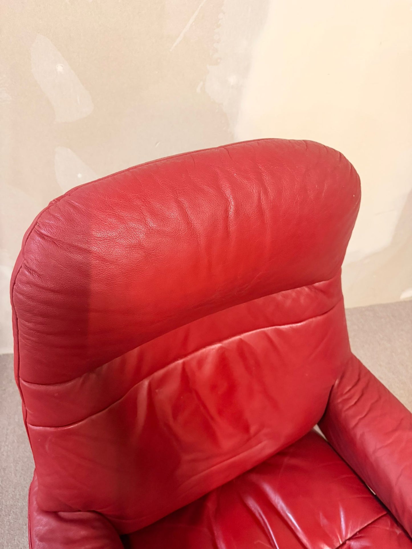 Drehbarer Stressless Sessel aus Leder mit Hocker rot (S/M)