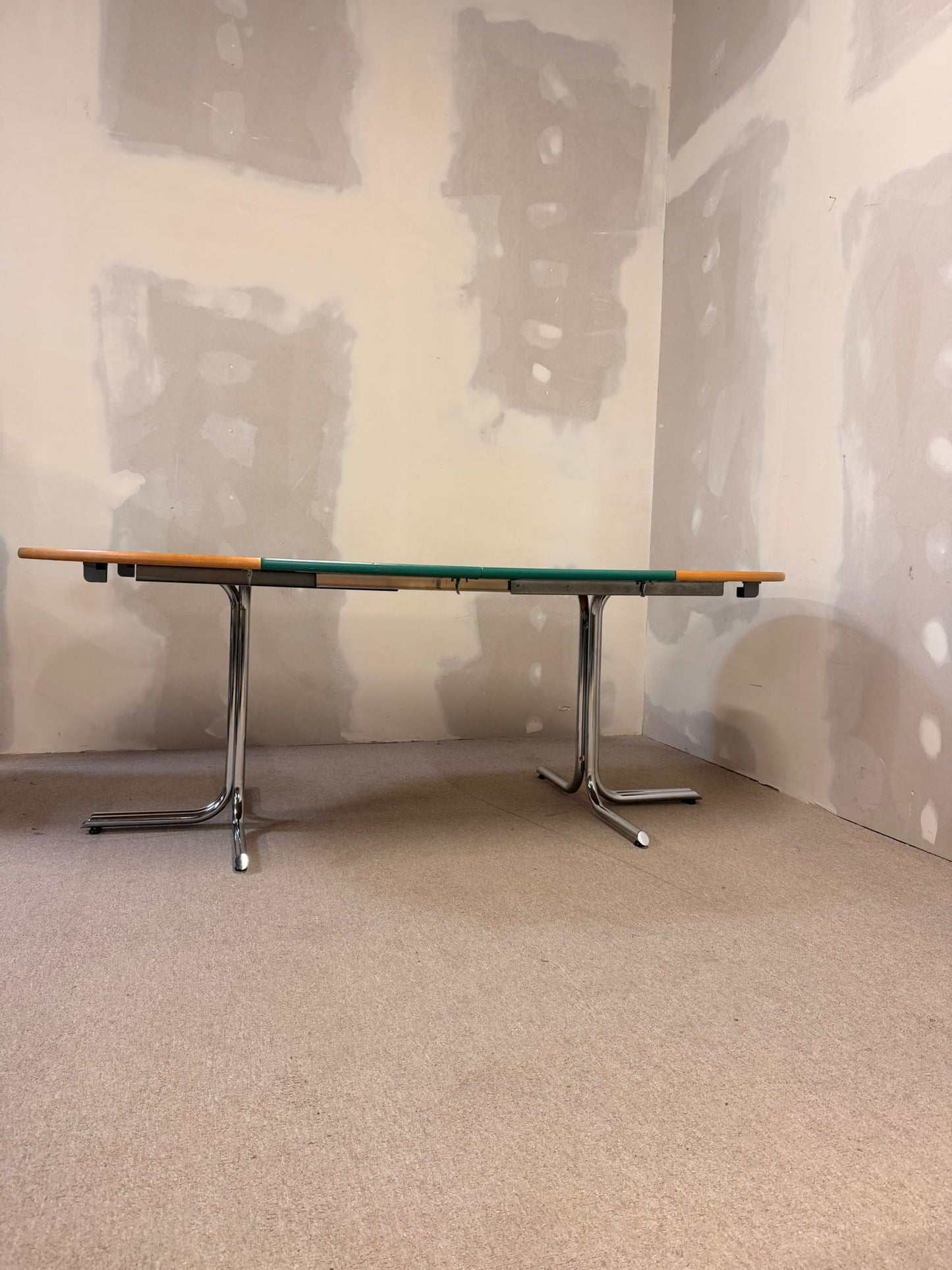 Ausziehbarer Esstisch Rund mit Chromstahl Fuss, Platten grün