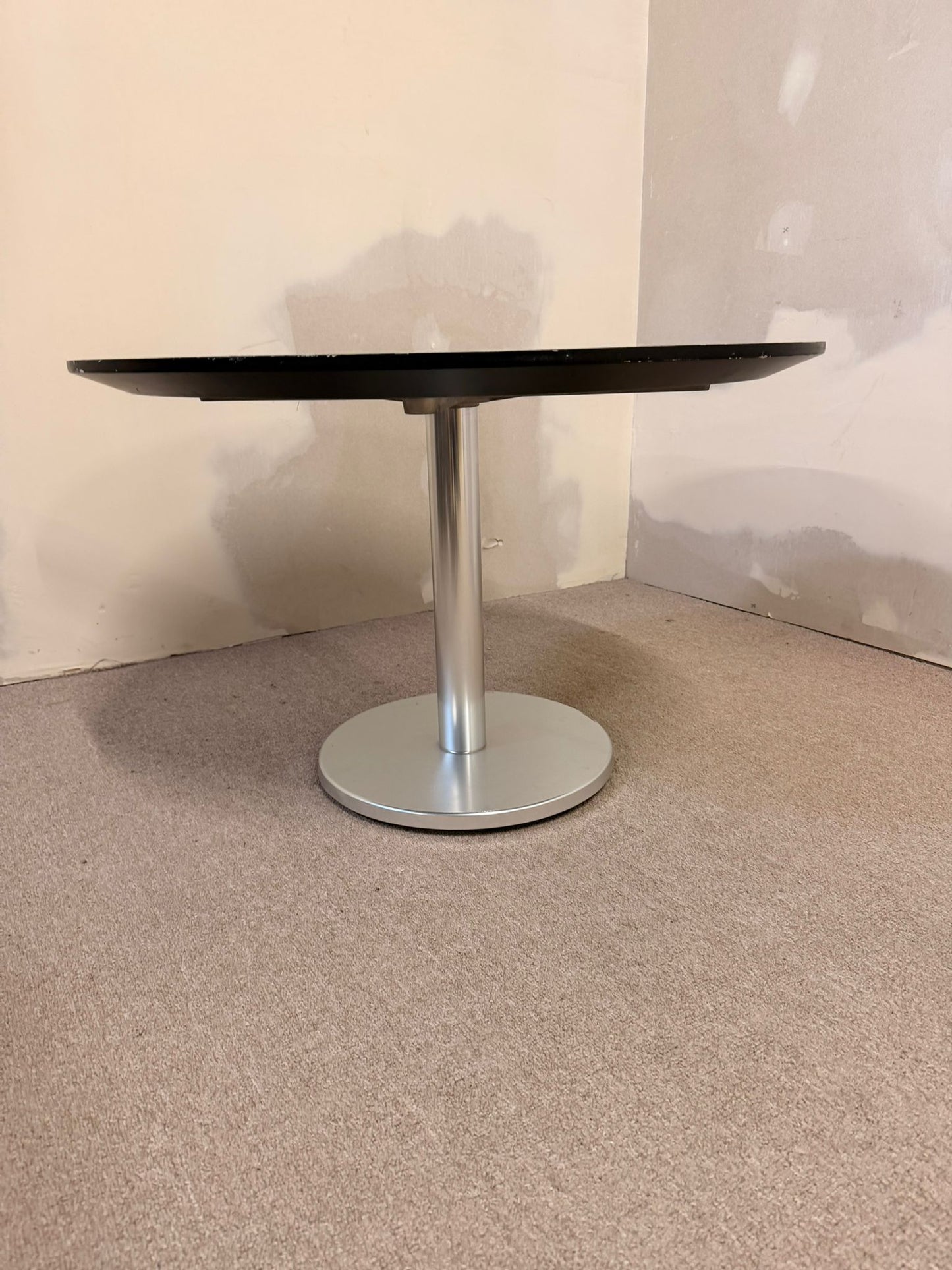 Runder Couchtisch mit Metallsockel im Tulip Stil
