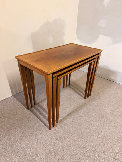 Satztische aus Teak, skandinavisches Design der 60er Jahre