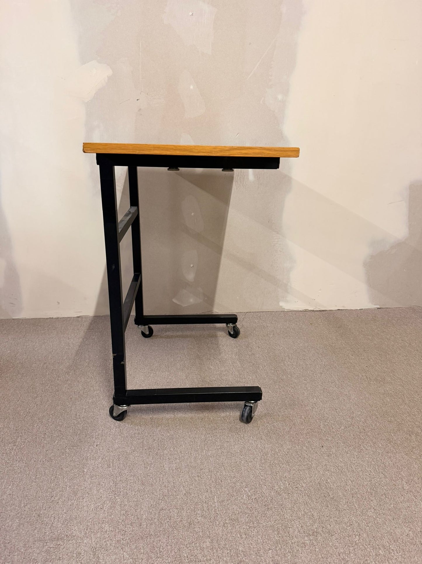 Mobiler Vintage Beistelltisch Atelierwagen im Industrie Stil