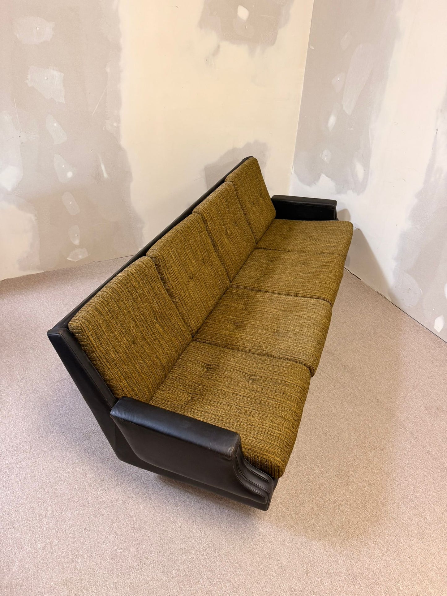 Edles vintage 4-sitzer Sofa mit Metallfüssen, Leder 70`s