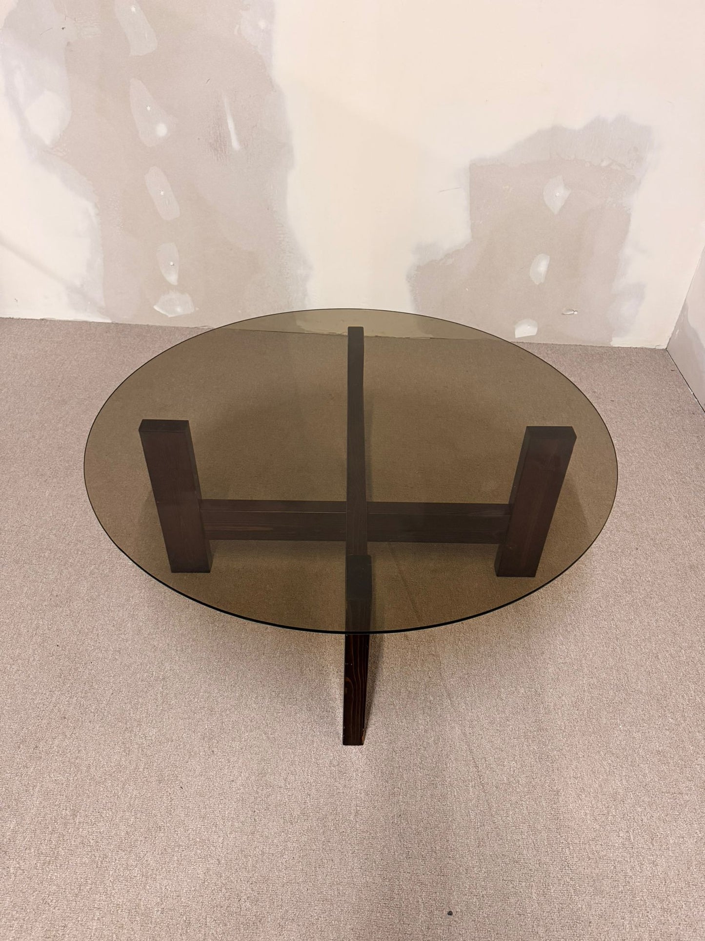 Couchtisch, 1970er Jahre Rauchglas und dunkles Holzgestell