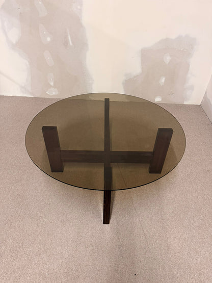Couchtisch, 1970er Jahre Rauchglas und dunkles Holzgestell