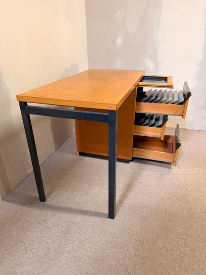Vintage Schreibtisch mit Schubladen aus den 70er Jahre