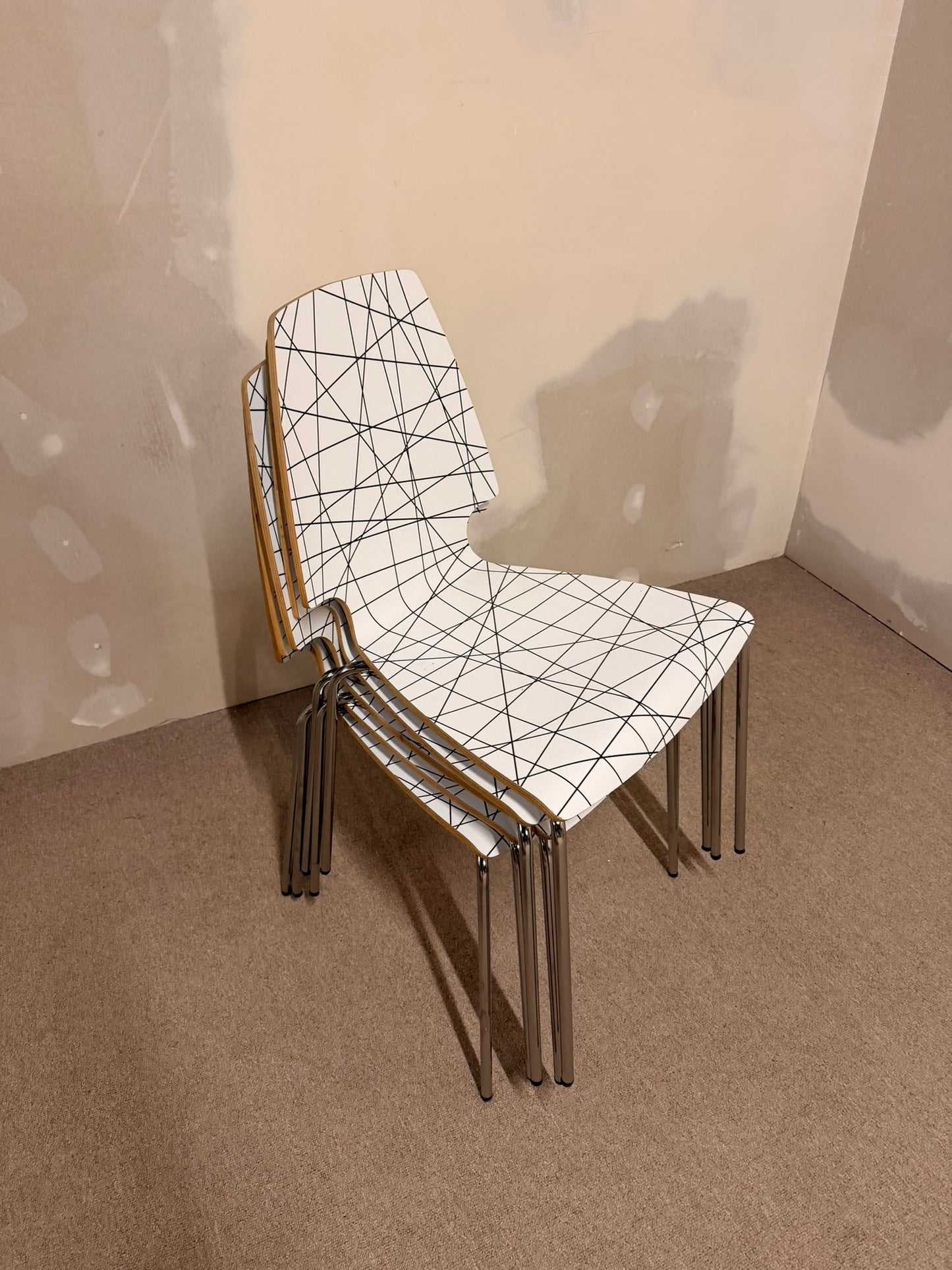 1x Ikea Vilmar Stuhl weiss schwarzen Muster, stapelbar