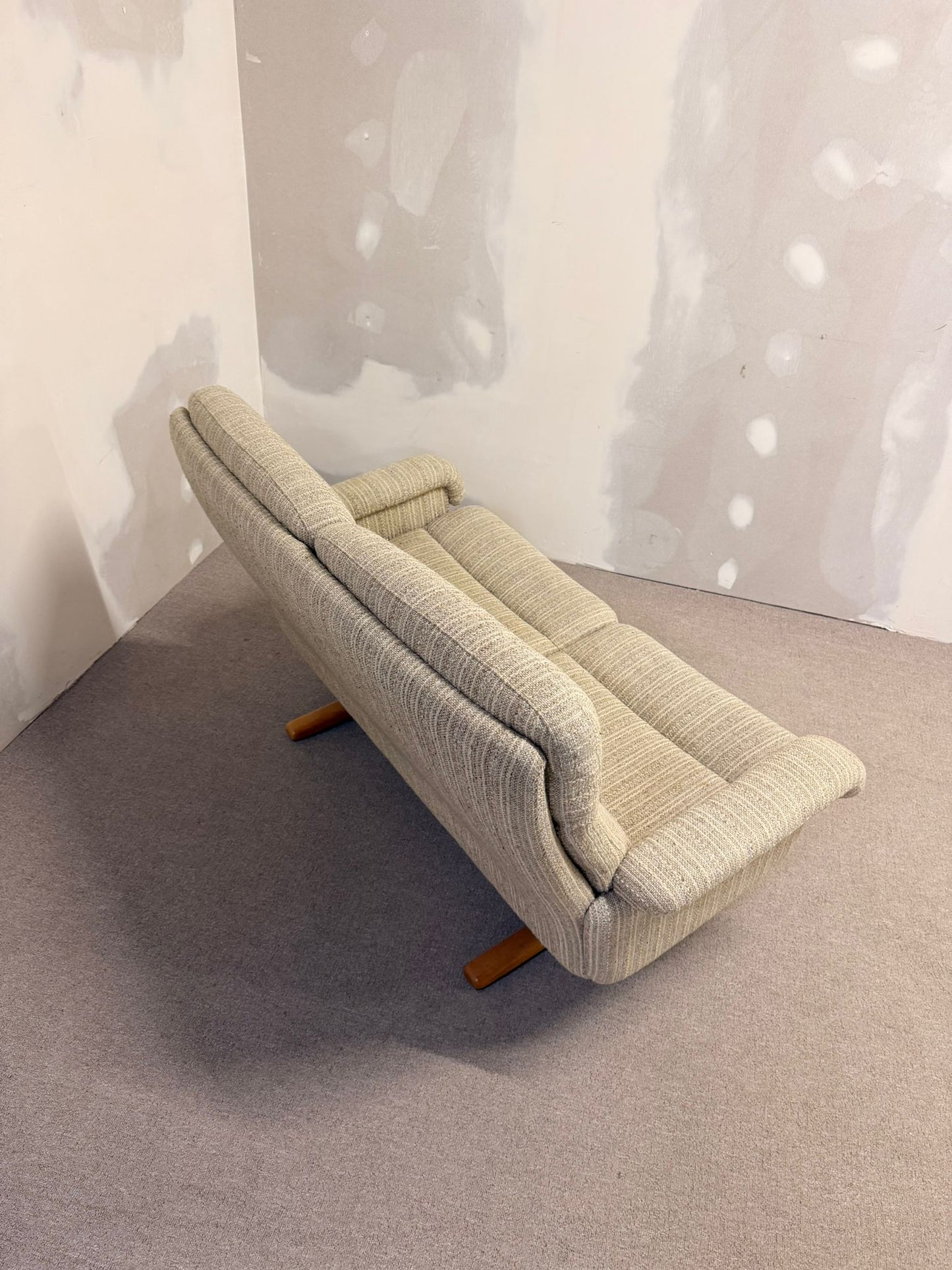 Dänisches Mid Century 2er Sofa mit Strukturstoffbezug, retro