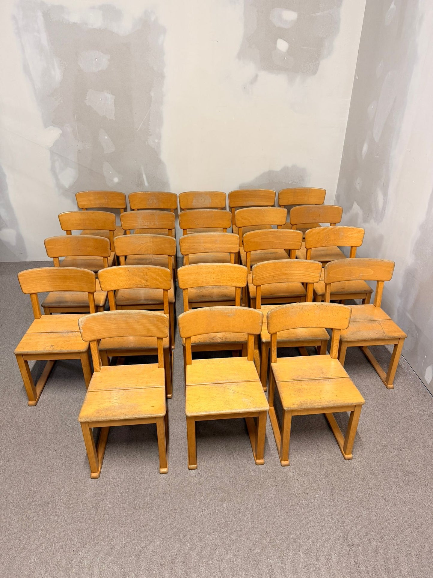Stabile Kinderstühle aus Holz, ideal für Kindergarten/Krippe