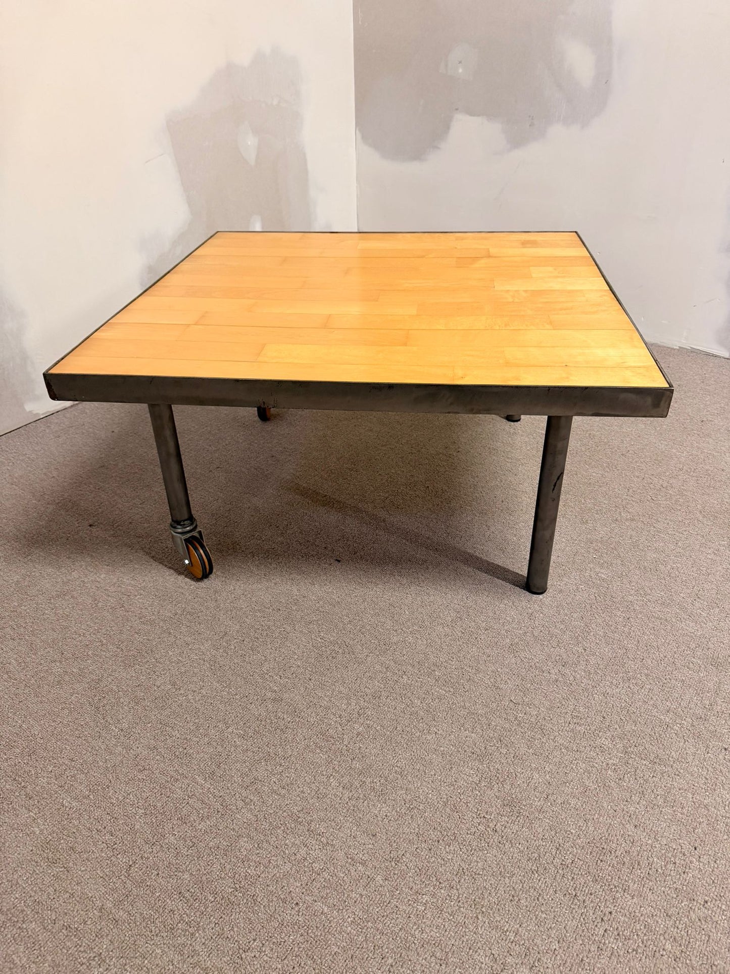 Couchtisch aus Holz und Metall mit 2 Rollen Handmade
