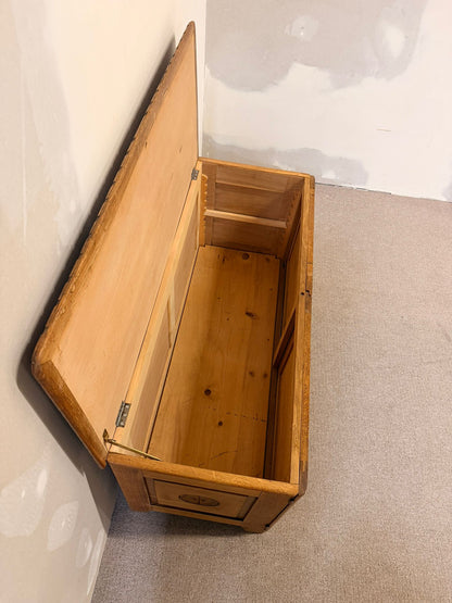 Rustikale vintage Truhe/Kommode aus Holz mit Schlüssel