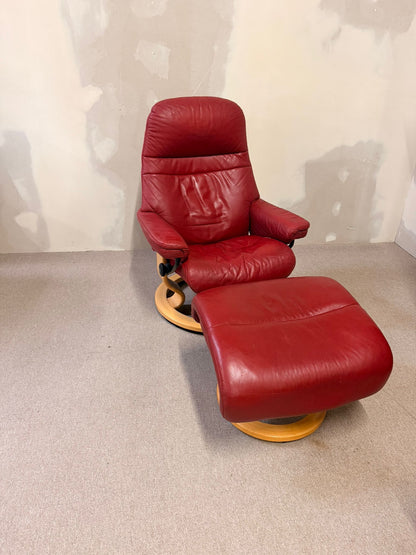 Drehbarer Stressless Sessel aus Leder mit Hocker rot (S/M)