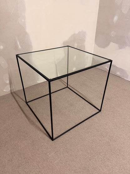 Würfelförmiger Beistelltisch Cube aus schwarzem Metall/ Glas