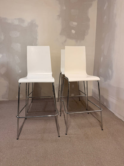Barhocker, stapelbar, weisse Sitzschale, Metallbeine 4x verf