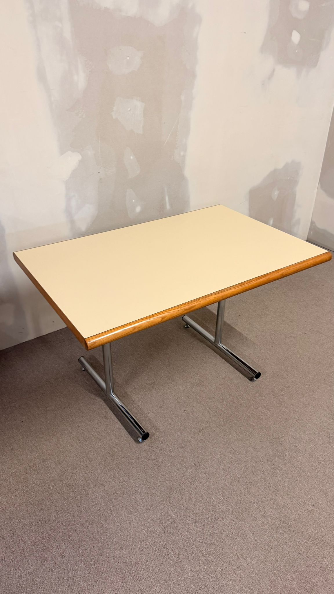 Rechteckiger Tisch mit Holzplatte Stein am Rhein Metallfüsse