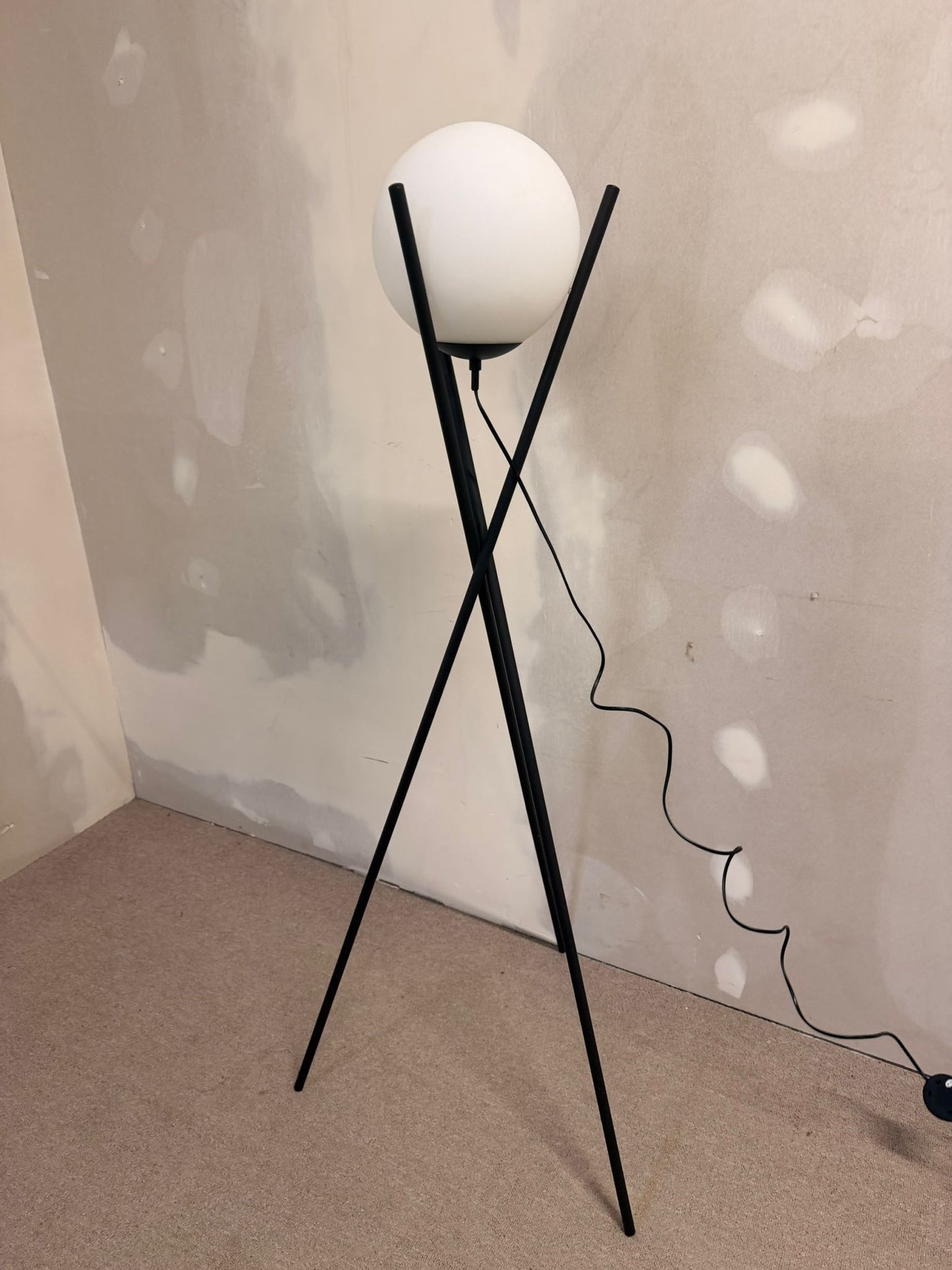 Stylische dreibein Stehlampe mit Glaskugel und Metallständer