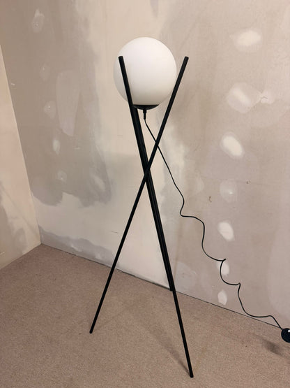Stylische dreibein Stehlampe mit Glaskugel und Metallständer