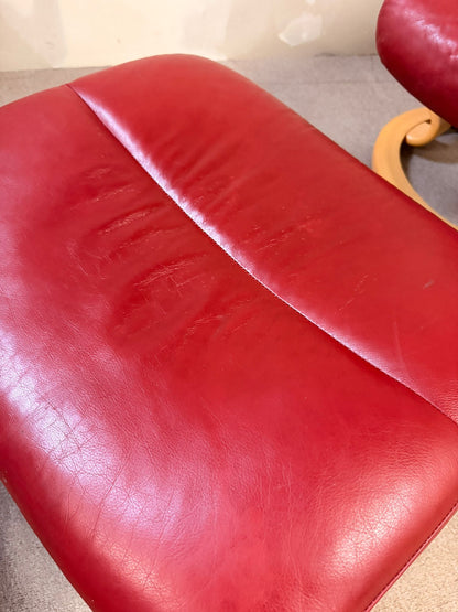 Drehbarer Stressless Sessel aus Leder mit Hocker rot (S/M)