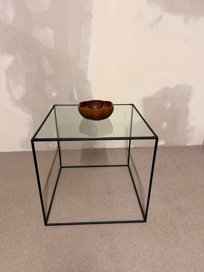 Würfelförmiger Beistelltisch Cube aus schwarzem Metall/ Glas