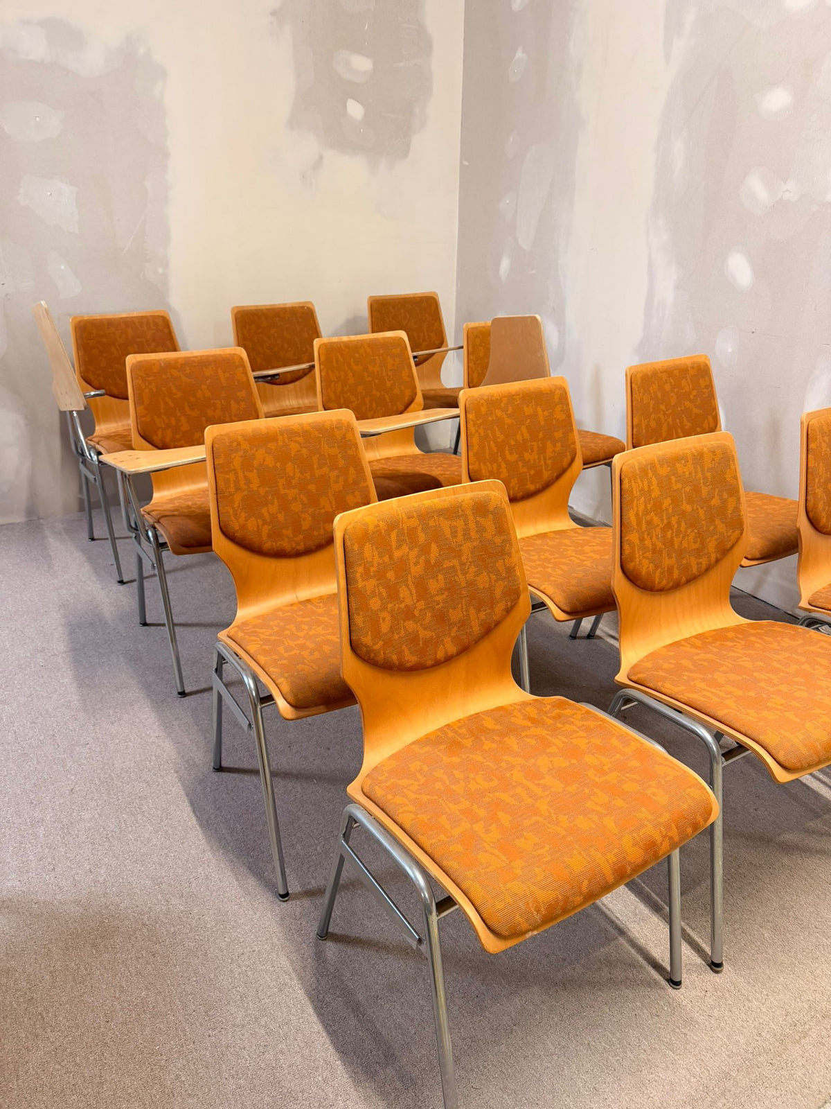 Vintage Stühle mit Schreibplatte stapelbar Seminarstuhl