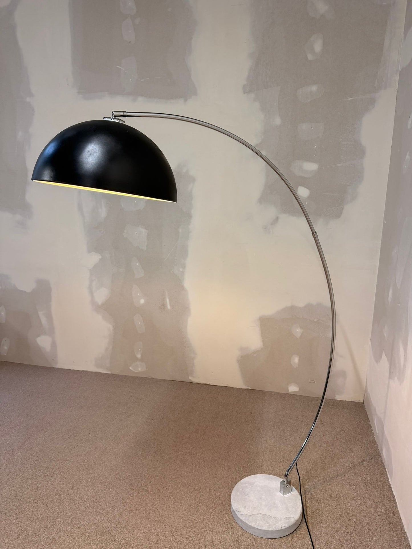 Bogenlampe mit Marmorfuss und schwarzem Lampenschirm