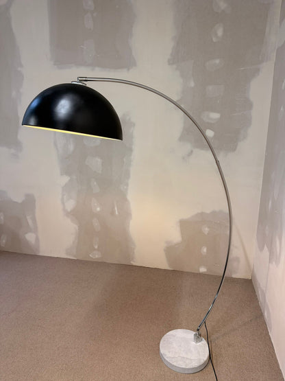 Bogenlampe mit Marmorfuss und schwarzem Lampenschirm