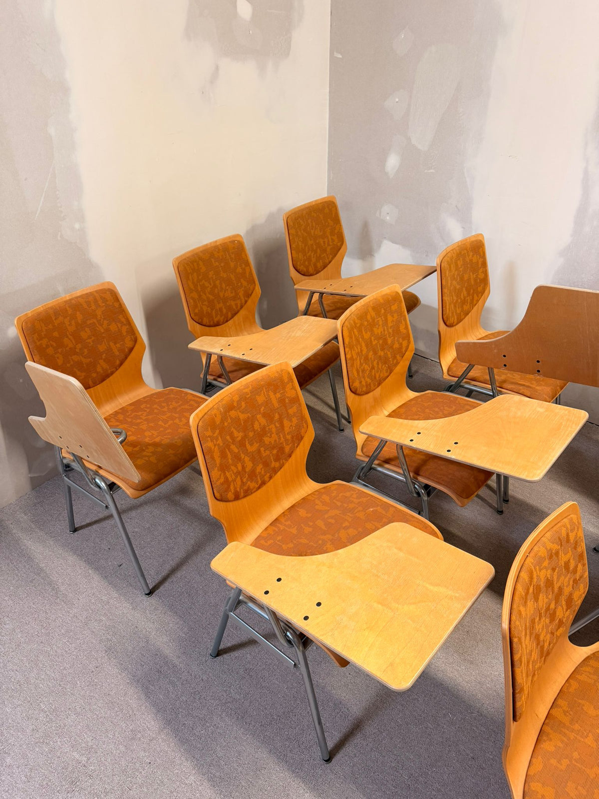 Vintage Stühle mit Schreibplatte stapelbar Seminarstuhl