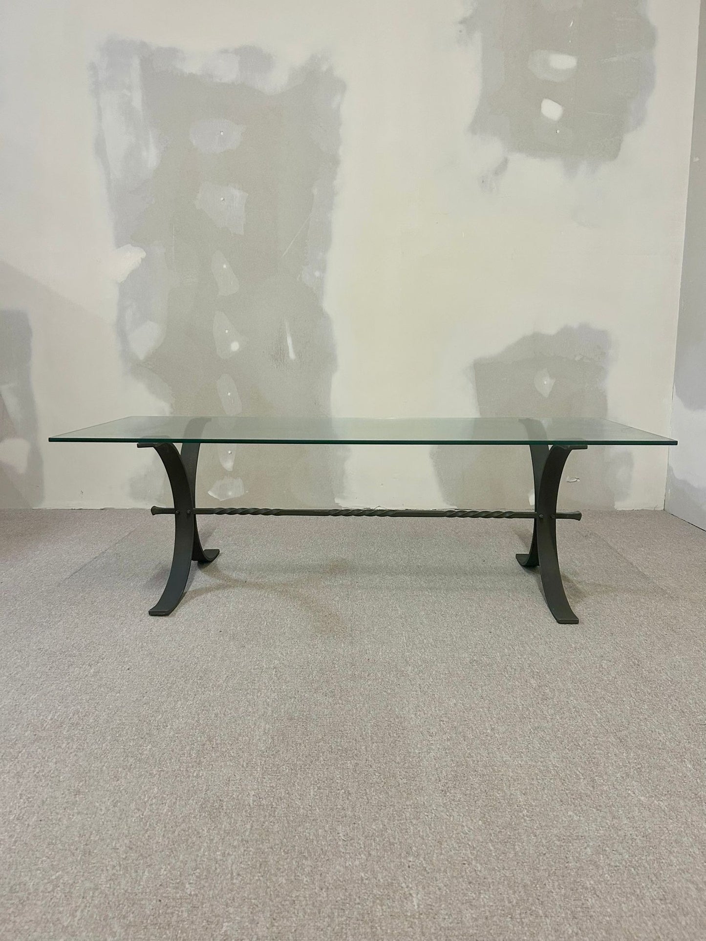 Eleganter Glastisch mit Gusseisen Fussgestell