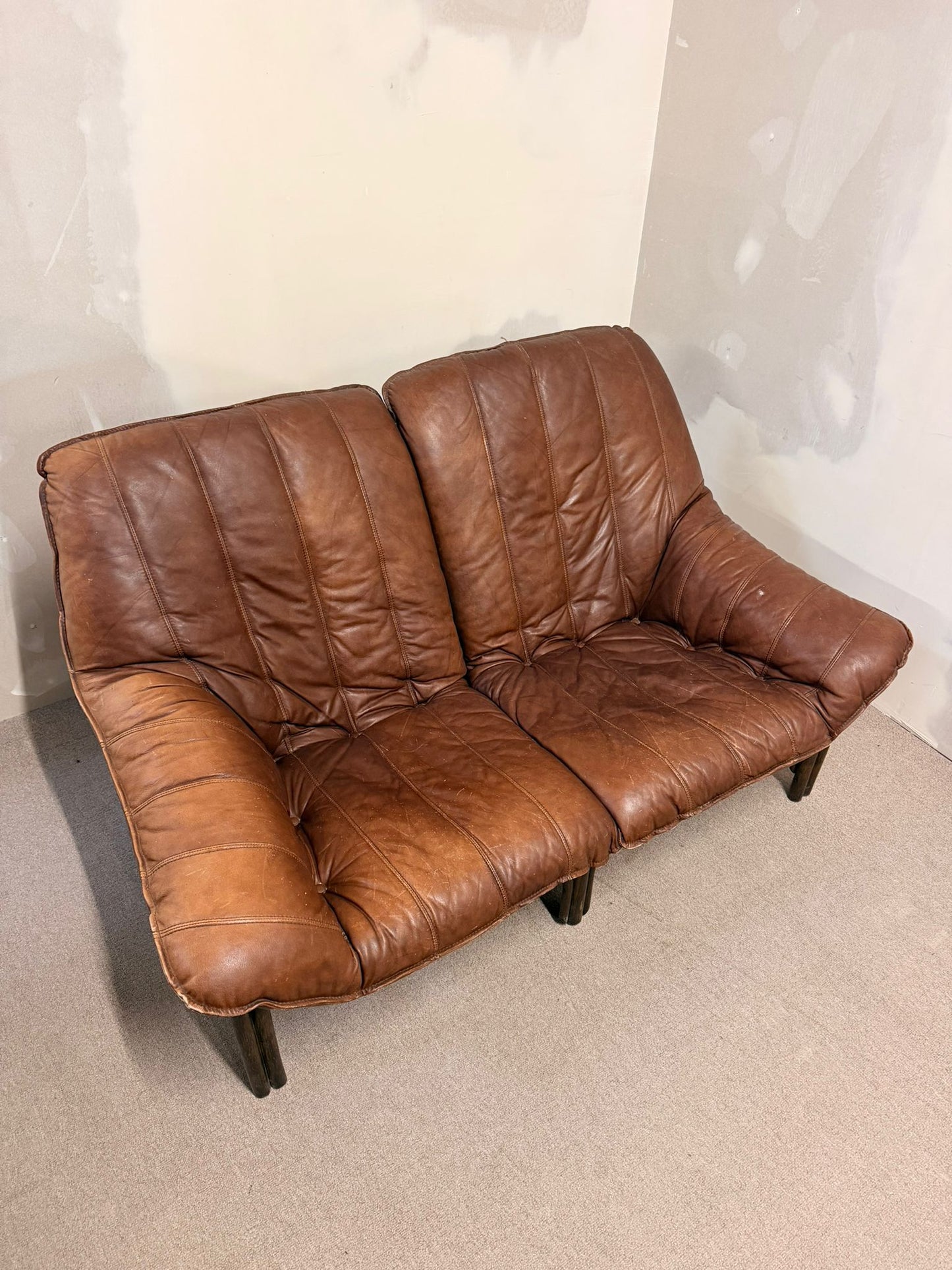 Vintage 2-sitzer Ledersofa mit Bambusgestell aus den 60er