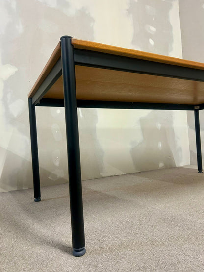 Robuster Esstisch, Tisch mit Stahlrahmen, Bürotisch