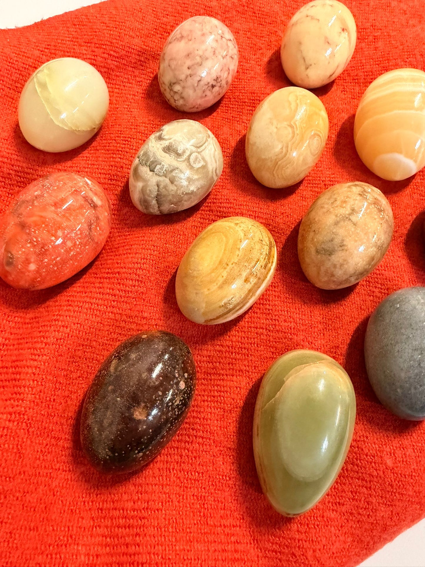 Set aus 13 polierten Naturstein Eier versch. Mineralien