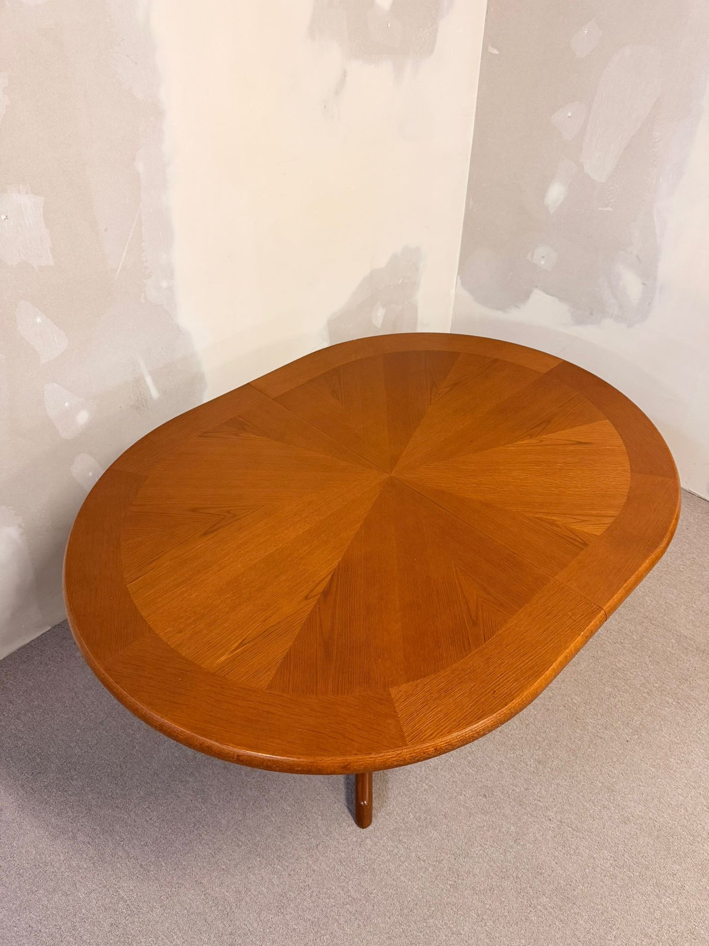 Mid Century Esstisch oval aus Holz ausziehbar in 2 Stufen
