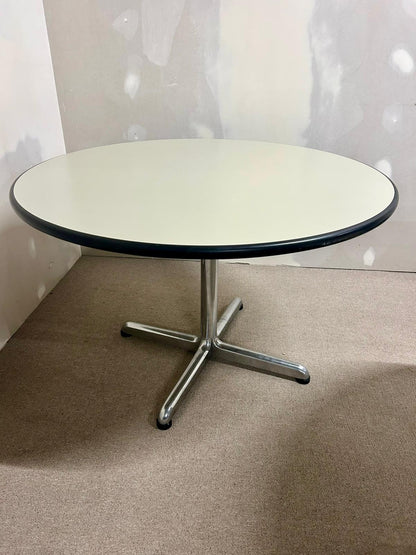 Runder Tisch mit weisser Platte + Chromfuss, Büro, 1x verf.