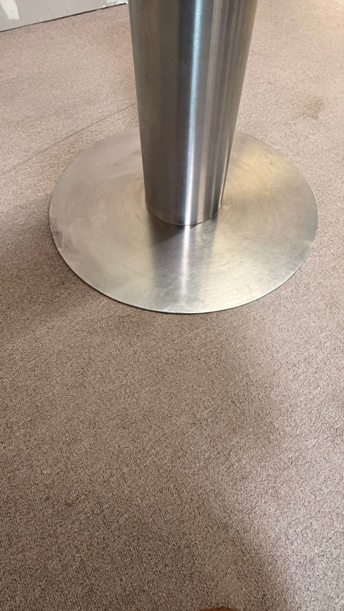 Edler Esstisch aus Glas mit poliertem Edelstahlgestell rund