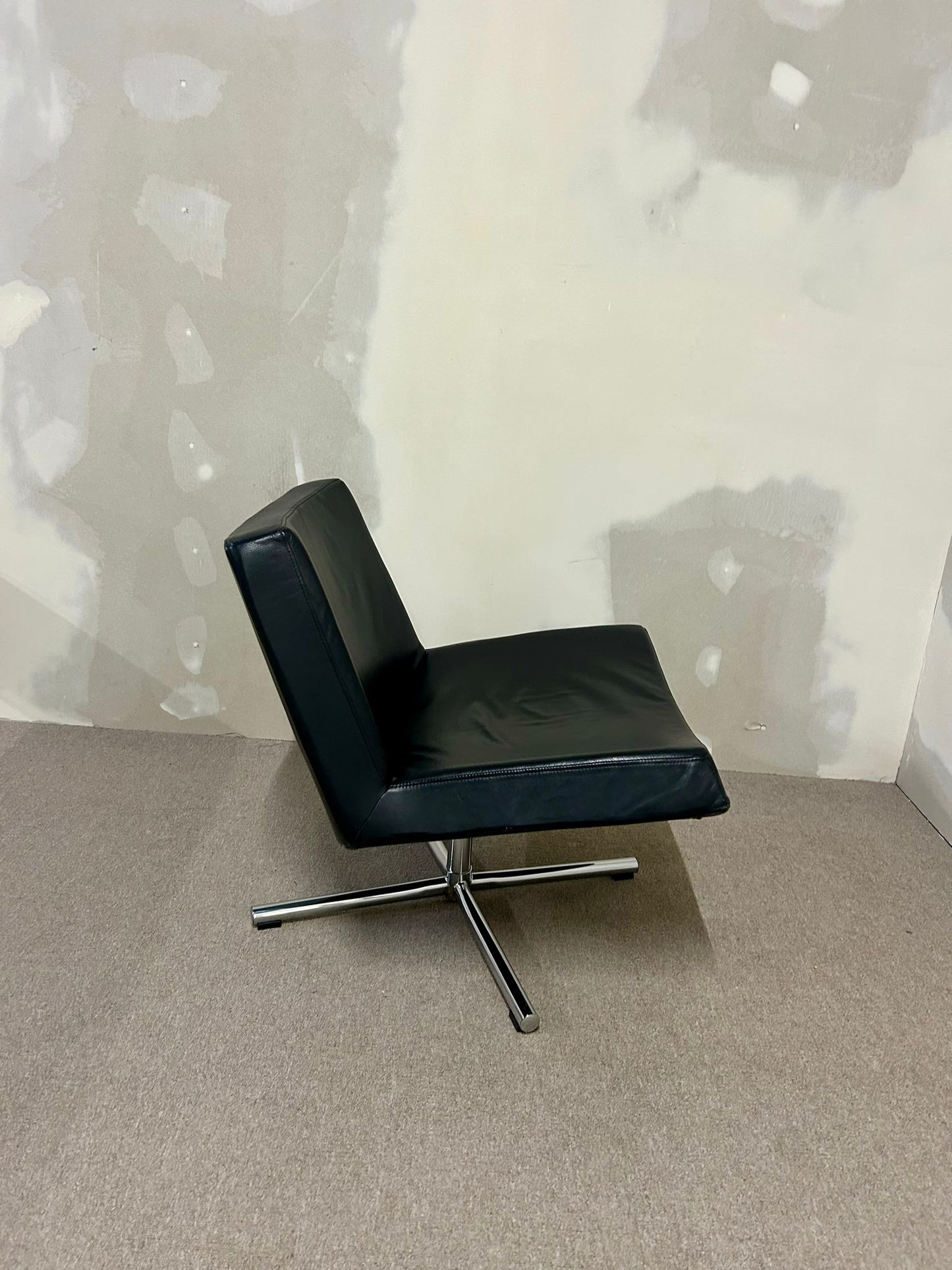 Designer Drehsessel aus Leder, schwarz, Loungesessel, Sessel