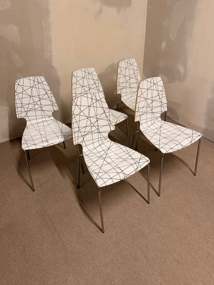 1x Ikea Vilmar Stuhl weiss schwarzen Muster, stapelbar