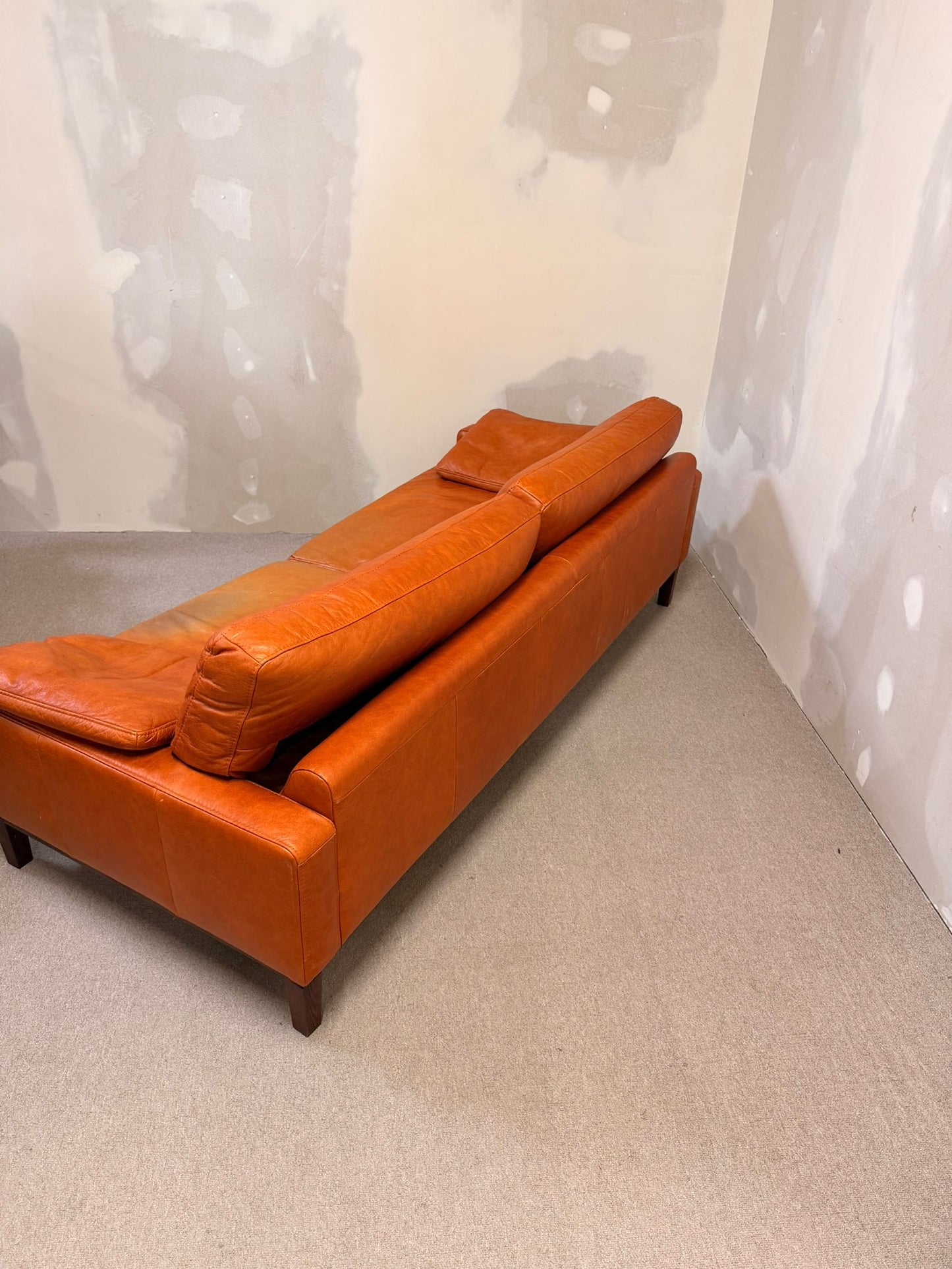 3-Sitzer Sofa aus Leder in Cognacfarbe und Holzfüsse