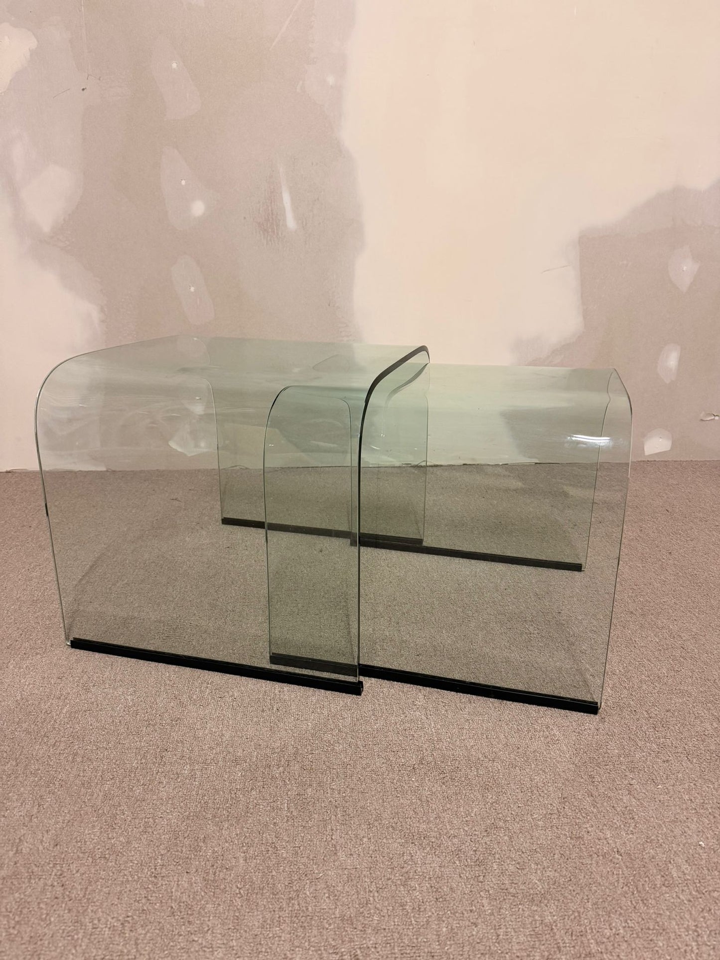 2er Set Gebogene Glas Beistelltische Waterfall Satztische