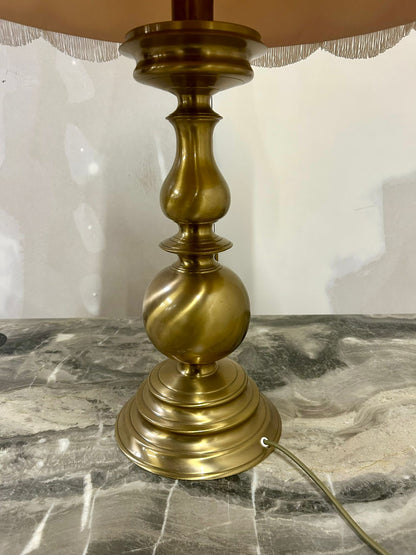 Vintage Tischlampe mit goldfarbenen Sockel und Stoffschirm