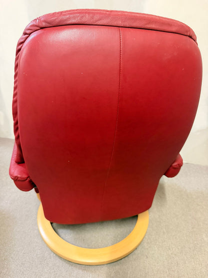 Drehbarer Stressless Sessel aus Leder mit Hocker rot (S/M)