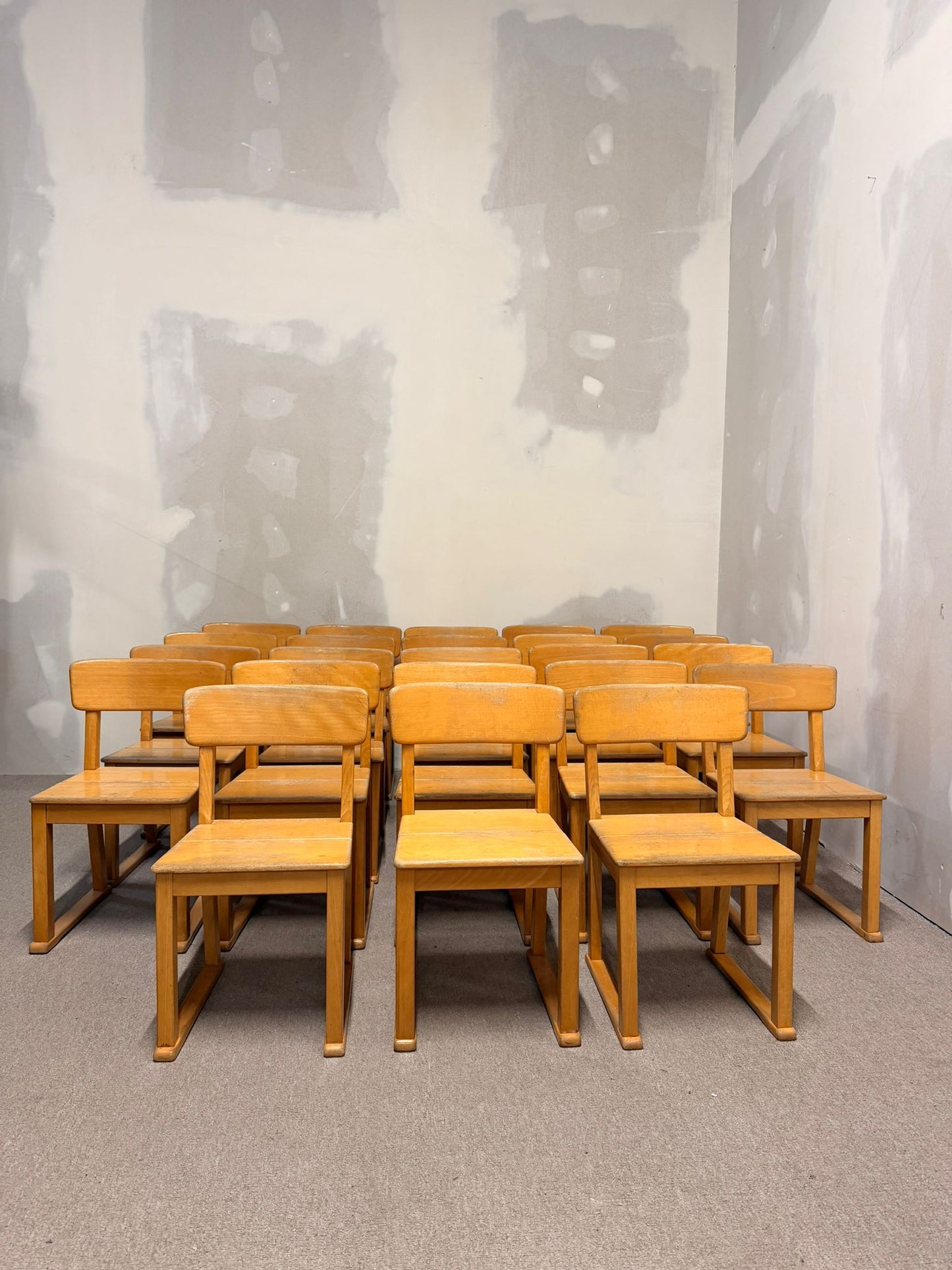 Stabile Kinderstühle aus Holz, ideal für Kindergarten/Krippe