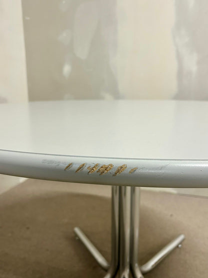 Runder Tisch mit Chrom-Füsse und grau-weisser Platte