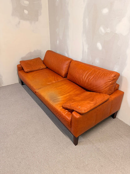 3-Sitzer Sofa aus Leder in Cognacfarbe und Holzfüsse